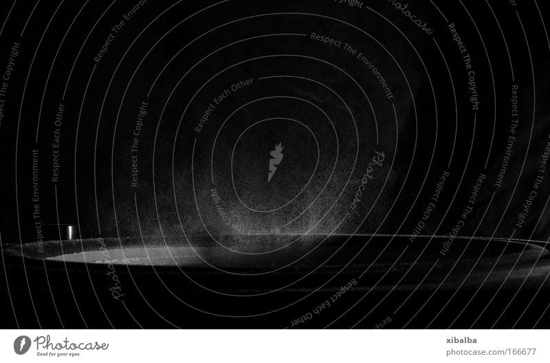 BOOM Schwarzweißfoto Studioaufnahme Nahaufnahme Experiment Textfreiraum oben Hintergrund neutral Blitzlichtaufnahme Schatten Kontrast Starke Tiefenschärfe