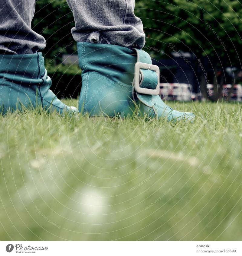 Green Shoes Farbfoto Außenaufnahme Textfreiraum unten Tag Starke Tiefenschärfe Froschperspektive Lifestyle Stil Design Gras Jeanshose Leder Schuhe Stiefel gehen