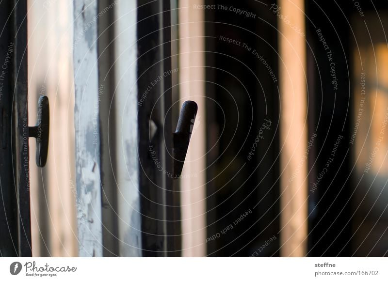 Windows 7 Gedeckte Farben Innenaufnahme Detailaufnahme Dämmerung Unschärfe Schwache Tiefenschärfe Stadtrand Altstadt Haus Fenster Holz Glas Stimmung Verfall