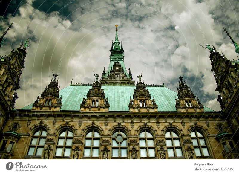 Dem Himmel so nah Farbfoto Außenaufnahme Tag Schatten Kontrast Schwache Tiefenschärfe Weitwinkel Haus Rathaus Bauwerk Gebäude Architektur Fassade Fenster Dach