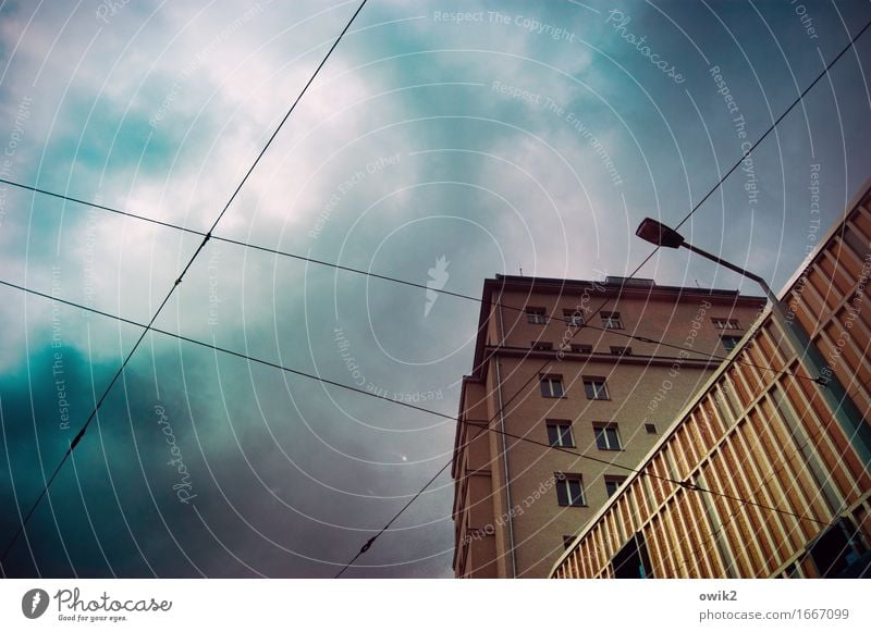 Nahverkehr Technik & Technologie Stromtransport Wolken Dresden Deutschland Hochhaus Fassade Fenster Verkehr Straßenkreuzung Straßenbahn Draht Kabel