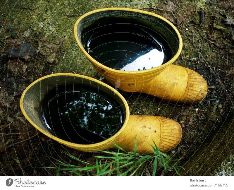 land in sicht. Gummistiefel nass Pfütze Farbfoto Außenaufnahme Detailaufnahme Tag Reflexion & Spiegelung Vogelperspektive Objektfotografie Wasserspiegelung voll