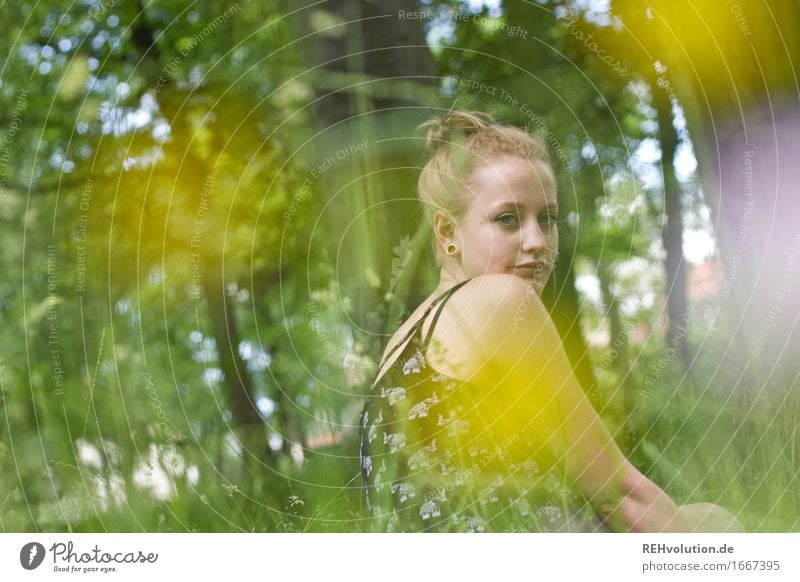 Alexa im Park Mensch feminin Junge Frau Jugendliche 1 18-30 Jahre Erwachsene Sommer Baum Blume Gras Blüte Wiese blond langhaarig Erholung sitzen Coolness trendy