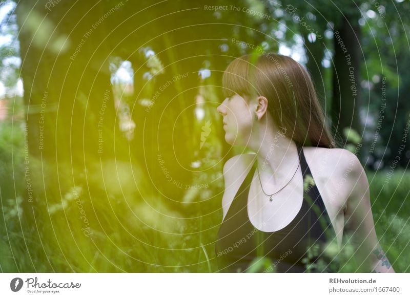 Carina | Wiesenbild Mensch Junge Frau Jugendliche Erwachsene 1 18-30 Jahre Umwelt Natur Baum Blume Gras Park brünett langhaarig Pony beobachten sitzen