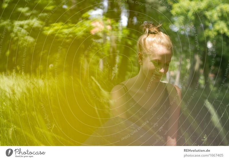 blau machen | im park Mensch feminin Junge Frau Jugendliche 1 18-30 Jahre Erwachsene Umwelt Natur Baum Blume Gras Garten Park Wiese blond Erholung sitzen