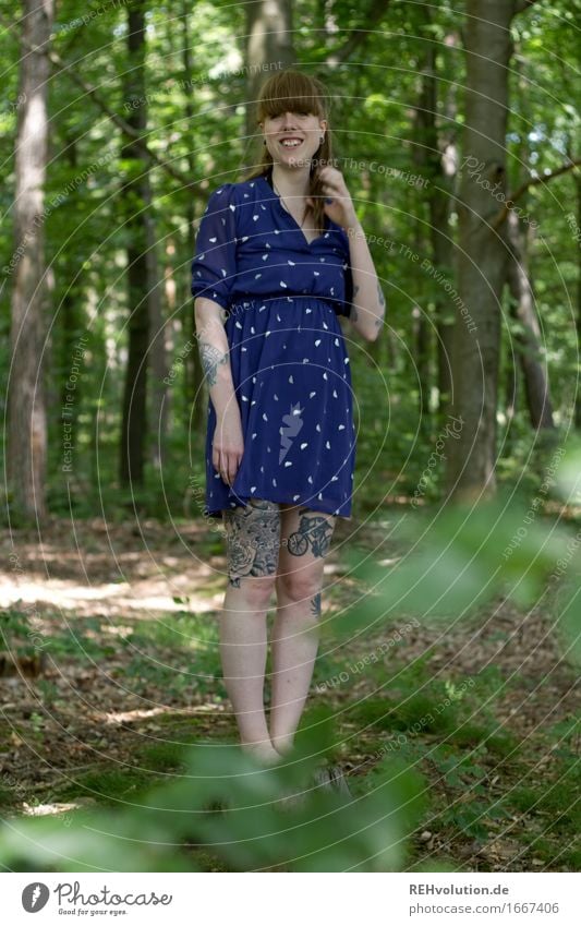 Carina | im Wald Ausflug Mensch feminin Junge Frau Jugendliche 1 18-30 Jahre Erwachsene Umwelt Natur Baum Kleid Tattoo Piercing langhaarig Pony Zopf Erholung