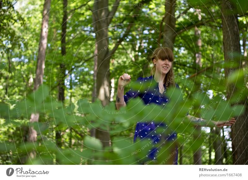 Carina im Wald Mensch feminin Junge Frau Jugendliche Erwachsene 1 18-30 Jahre Umwelt Natur Pflanze Baum Kleid Tattoo langhaarig Pony Zopf Lächeln Coolness