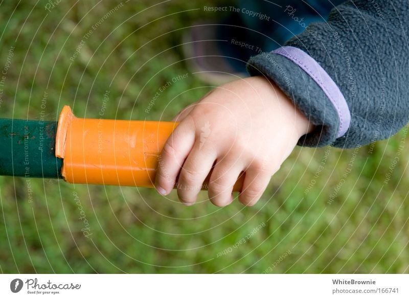 Miss Griffin Farbfoto Außenaufnahme Tag Schwache Tiefenschärfe Kleinkind Hand 1 Mensch 1-3 Jahre Gras Stahl Kunststoff berühren