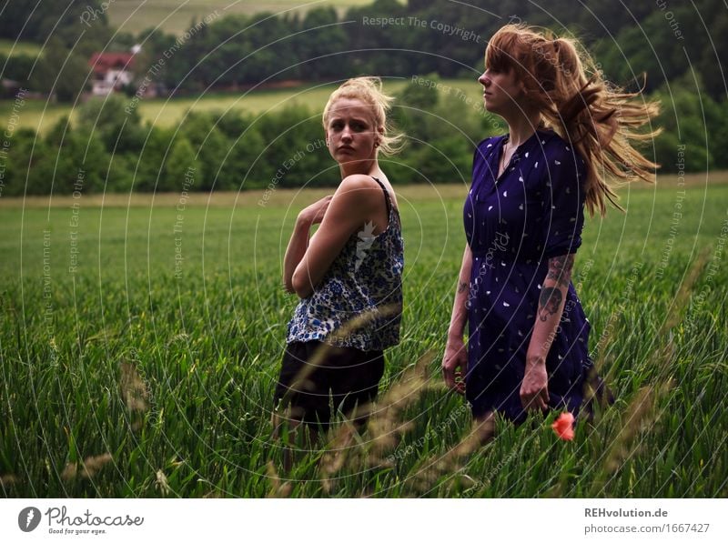 vor dem unwetter Mensch feminin Junge Frau Jugendliche Erwachsene 2 18-30 Jahre Umwelt Natur Landschaft Unwetter Wind Sturm Feld Kleid Haare & Frisuren brünett