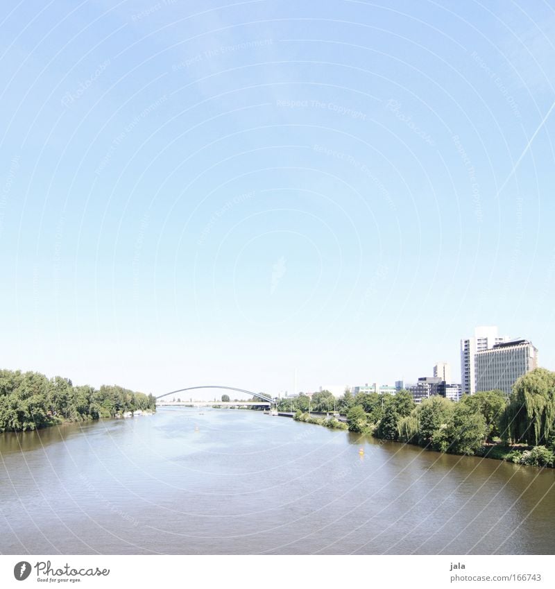 [PC-Usertreff Ffm]: Mainufer Farbfoto Außenaufnahme Tag High Key Weitwinkel Himmel Pflanze Park Flussufer Frankfurt am Main Haus Hochhaus Bankgebäude