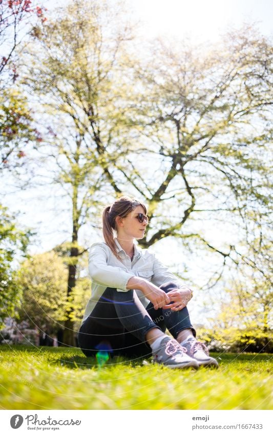 happy life Freizeit & Hobby feminin Junge Frau Jugendliche 1 Mensch 18-30 Jahre Erwachsene Natur Frühling Sommer Schönes Wetter Wiese schön natürlich Farbfoto