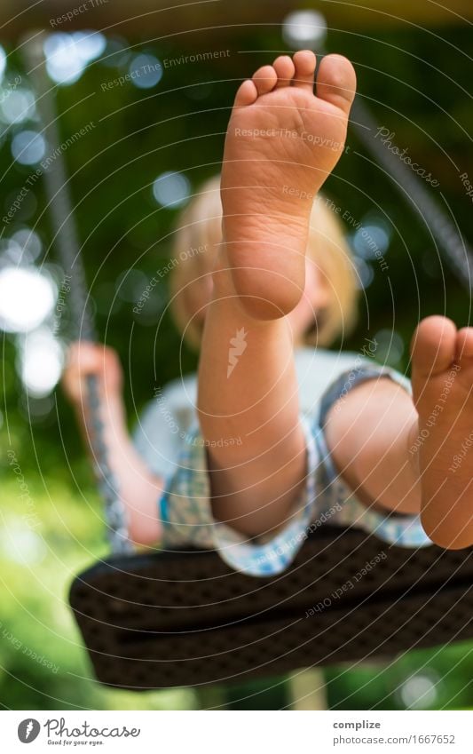 Barfuß auf der Schaukel Körper Erholung Freizeit & Hobby Spielen Ferien & Urlaub & Reisen Geburtstag Kindererziehung Kindergarten Schule Kleinkind Kindheit