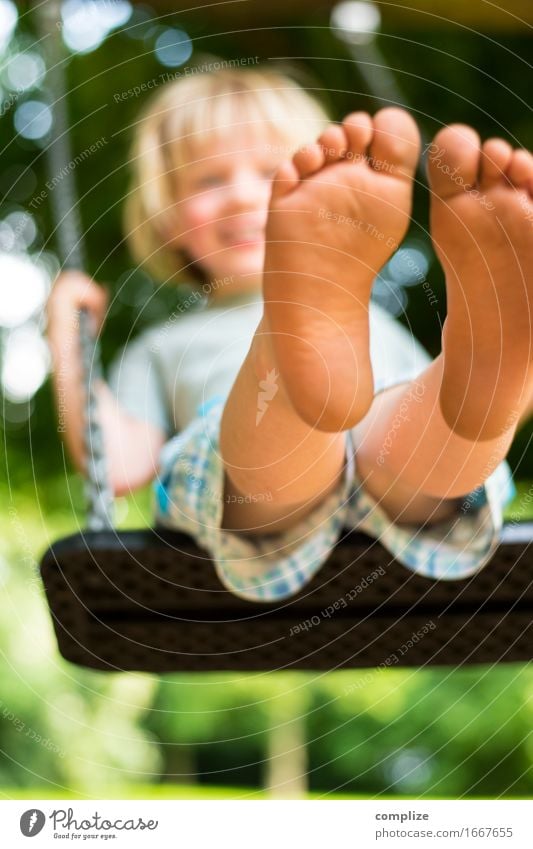 Schaukeln Freude Glück Gesundheit Leben Sinnesorgane Freizeit & Hobby Spielen Geburtstag Kleinkind Fuß 1 Mensch Umwelt Natur Sommer Pflanze Baum Garten Park