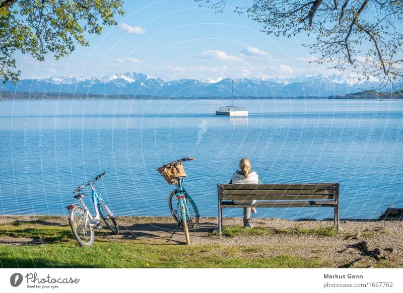 Ausruhen Ferien & Urlaub & Reisen Mensch feminin Frau Erwachsene Natur Wasser Seeufer warten blau Gelassenheit ruhig Deutschland Starnberg Starnberger See