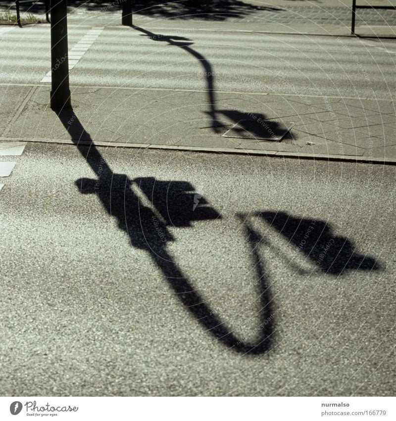 Ampelliebe Farbfoto Menschenleer Morgen Verkehr Verkehrswege Personenverkehr Fußgänger Verkehrsstau Kreuz Pfeil gehen Blick stehen warten Erfolg kalt gelb grün