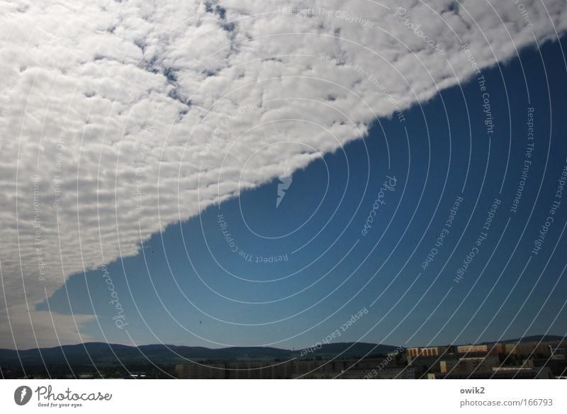 Heiter bis bewölkt Farbfoto mehrfarbig Außenaufnahme Menschenleer Textfreiraum rechts Morgen Schatten Kontrast Sonnenlicht Panorama (Aussicht) Häusliches Leben