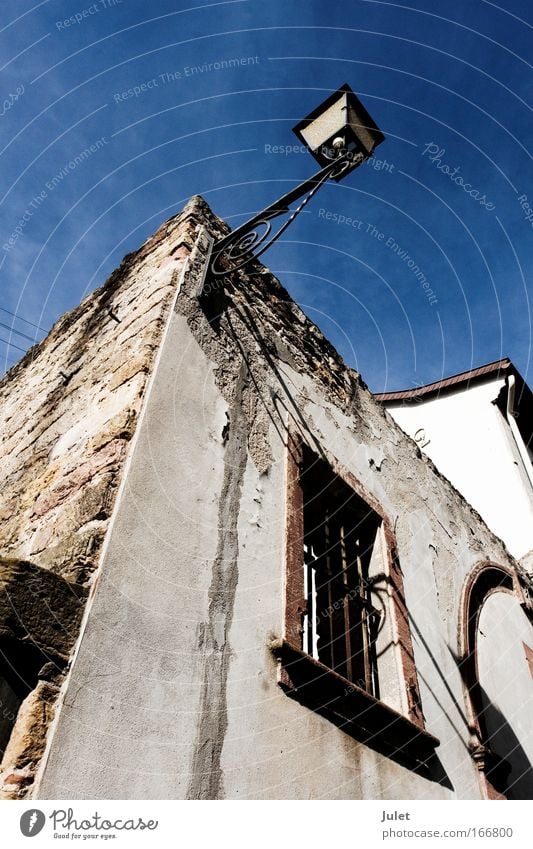 old wall Farbfoto Außenaufnahme Textfreiraum oben Tag Schatten Kontrast Sonnenlicht Froschperspektive Weitwinkel Dorf Altstadt Haus Gebäude Mauer Wand Fassade