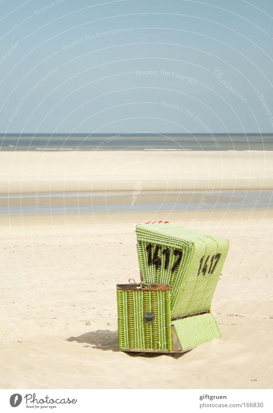 no. 1417 Farbfoto Gedeckte Farben Außenaufnahme Menschenleer Textfreiraum oben Tag Landschaft Schönes Wetter Küste Nordsee Langeoog Einsamkeit Strandkorb