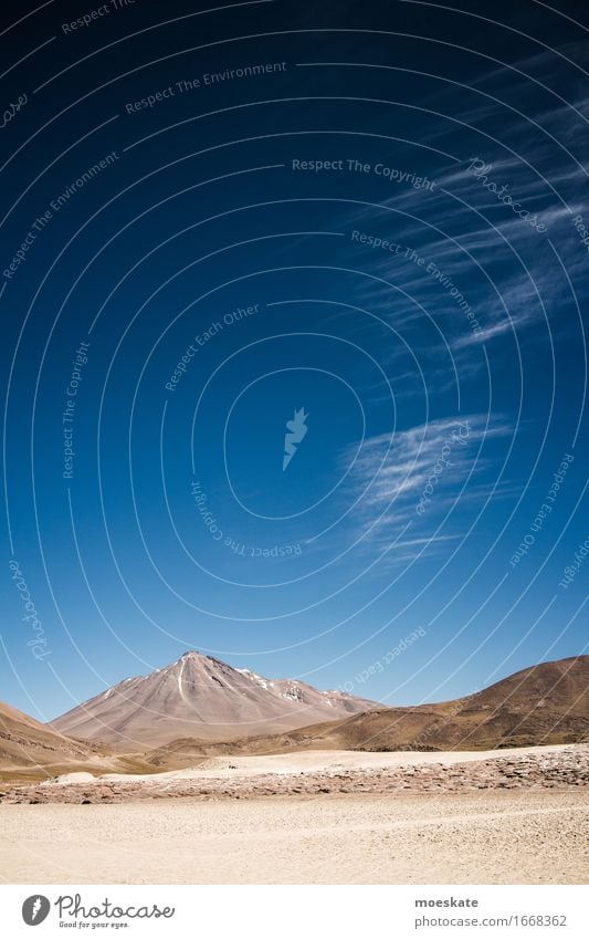 Volcan Miñiques Chile Gipfel Schneebedeckte Gipfel Vulkan blau Himmel Blauer Himmel Wolken himmelblau Wolkenband Höhe Wüste karg Ferien & Urlaub & Reisen