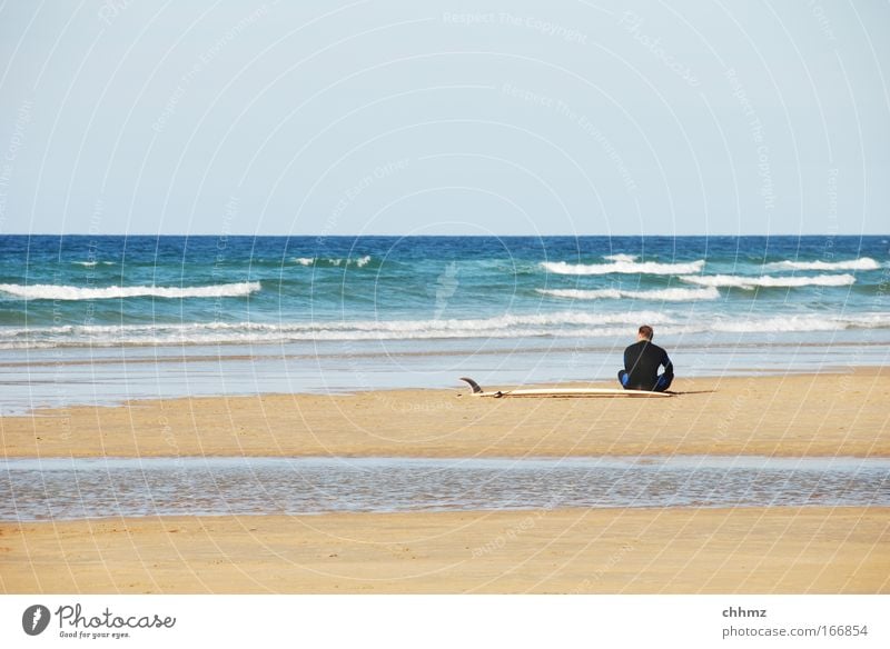 ebbe Farbfoto Gedeckte Farben Außenaufnahme Tag Totale Erholung ruhig Freizeit & Hobby Surfen wellenreiten Sommer Strand Meer Wassersport Rücken 1 Mensch