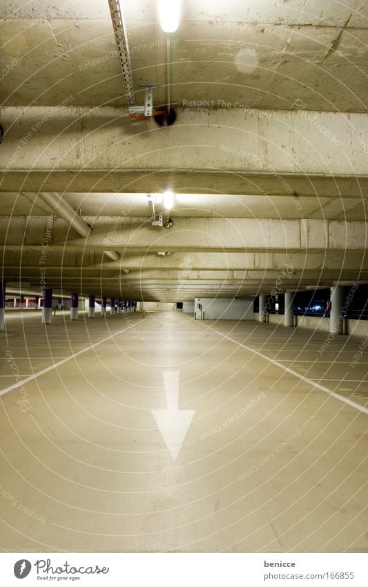 Einbahn Parkhaus Parkplatz leer Nacht Licht Beton Architektur Lampe Pfeil Einbahnstraße Bodenbelag Decke Nachtaufnahme bedrohlich Menschenleer frei Wege & Pfade