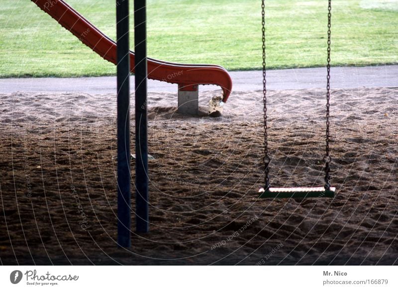 play with me ! Außenaufnahme Spielen Park Wiese Menschenleer Spielplatz Sand schaukeln Einsamkeit Freude Kindheit Pause Rutsche rutschen Bewegung Spielzeug