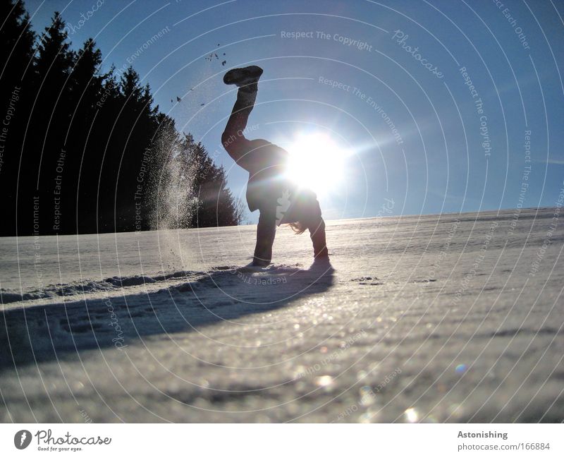 KÜHL-MAN 3 Farbfoto Außenaufnahme Tag Licht Schatten Kontrast Sonnenlicht Ganzkörperaufnahme Wegsehen Freizeit & Hobby Spielen Wintersport Mensch maskulin