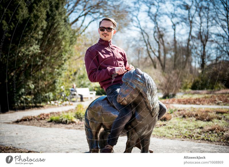 Ein Mann und sein Pony Reitsport maskulin Junger Mann Jugendliche Erwachsene 1 Mensch 30-45 Jahre authentisch trendy Kitsch lustig niedlich wild Freude Glück