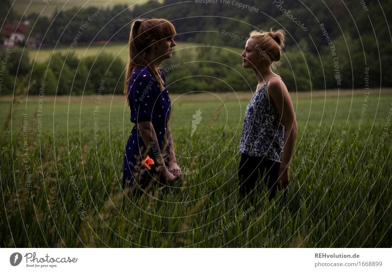 gegenüber Mensch feminin Frau Erwachsene Freundschaft 2 18-30 Jahre Jugendliche Umwelt Natur Landschaft Feld Kleid Tattoo Piercing langhaarig Kommunizieren