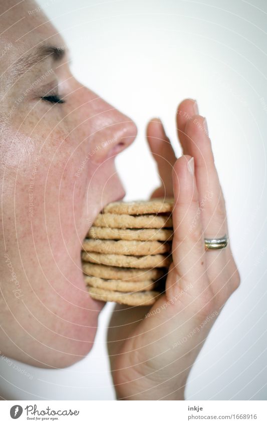 Nachschub Teigwaren Backwaren Süßwaren Keks Ernährung Essen Fastfood Frau Erwachsene Leben Gesicht Mund Hand 1 Mensch viele Gefühle Völlerei gefräßig