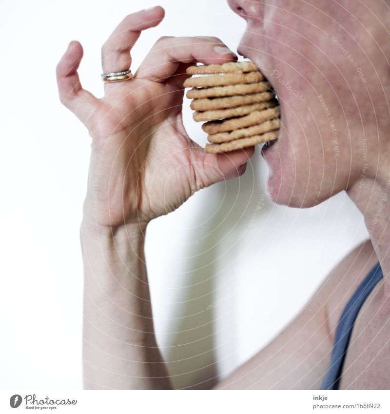 Mundgerechtes Häppchen Teigwaren Backwaren Keks Ernährung Essen Fingerfood Erwachsene Leben Hand 1 Mensch viele Gefühle Völlerei gefräßig Hemmungslosigkeit