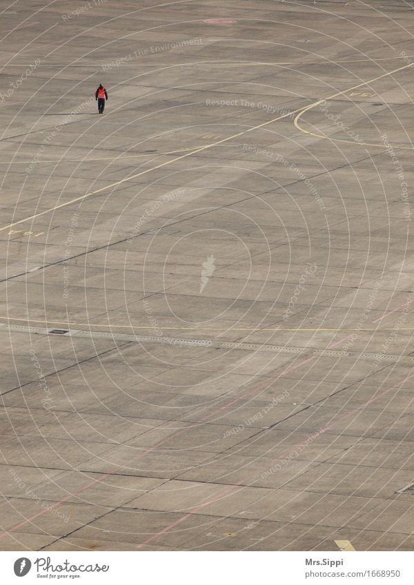 Rot Mensch 1 Flughafen Flugplatz Beton Verkehrszeichen laufen einzeln Außenaufnahme Textfreiraum links Textfreiraum rechts Textfreiraum oben Textfreiraum unten