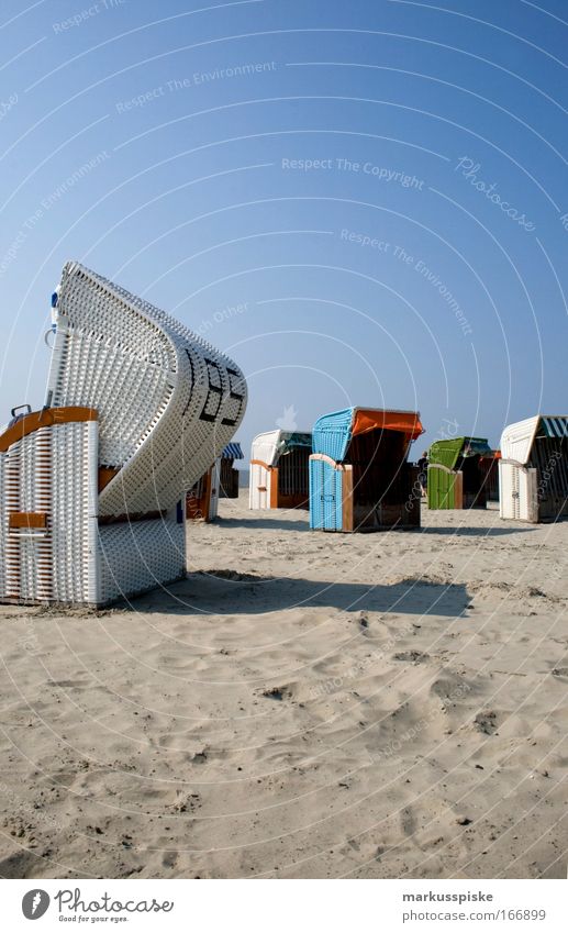 strandkorb Farbfoto Außenaufnahme Menschenleer Tag Sonnenlicht Schwache Tiefenschärfe Weitwinkel Reichtum Ferien & Urlaub & Reisen Tourismus Sommer Sonnenbad