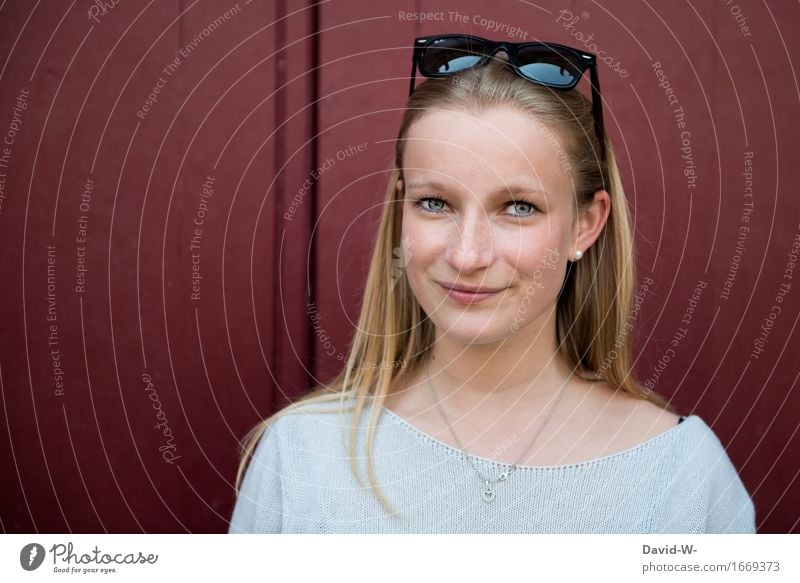 hübsch Mensch Junge Frau Jugendliche Erwachsene Leben Kopf 1 Schmuck Sonnenbrille beobachten Lächeln blond elegant schön natürlich positiv Glück Fröhlichkeit