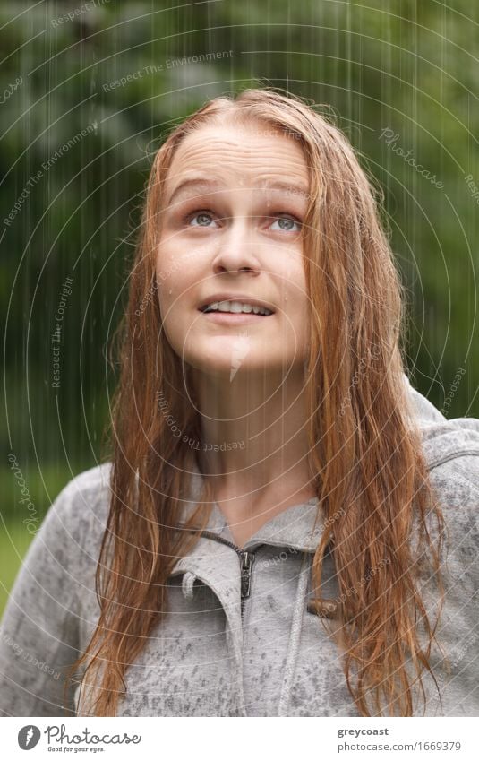 Mädchen, das Regen im Park genießt. Lifestyle Freude Glück schön Gesicht Freiheit Sommer Mensch Junge Frau Jugendliche Erwachsene 1 18-30 Jahre Natur Herbst