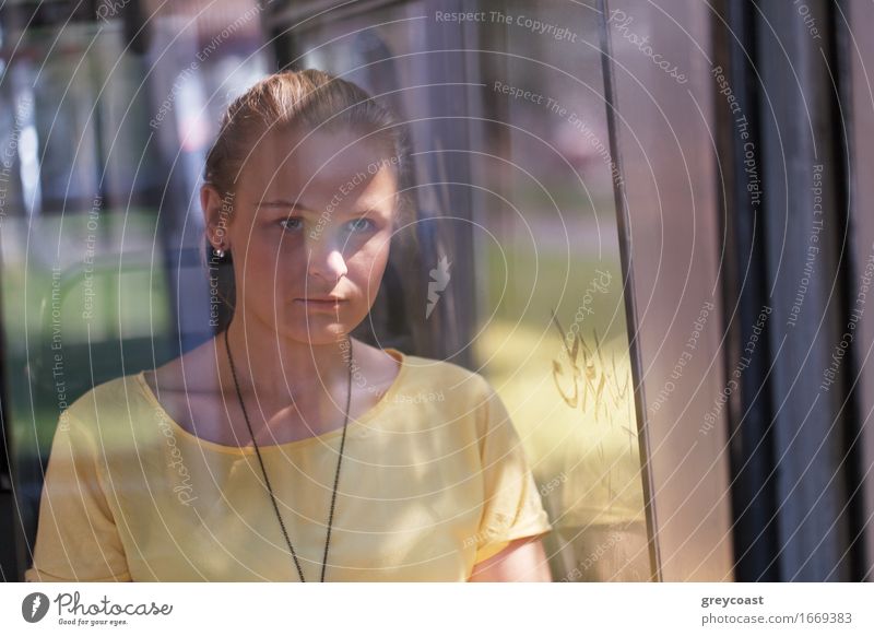 Junge nachdenkliche Frau in einem gelben T-Shirt fährt mit dem Bus Lifestyle schön Gesicht Ferien & Urlaub & Reisen Mensch Mädchen Junge Frau Jugendliche