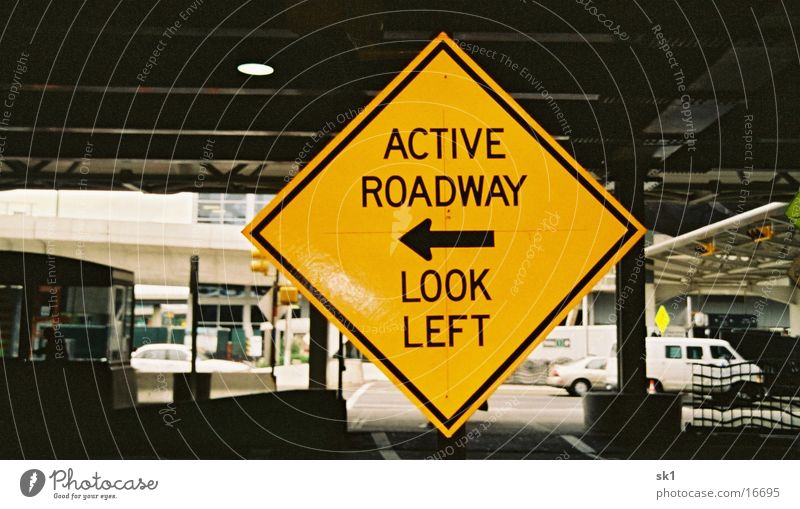 look left Straßennamenschild Amerika gelb Dinge active roadway Pfeil