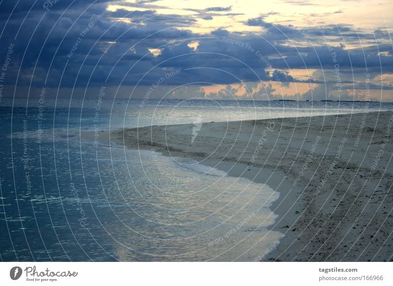 DIE NACHT GEHT Malediven Sonnenaufgang Nacht gehen oben Strand Meer Indien Rannalhi Süden Atoll Ferien & Urlaub & Reisen Erholung Idylle Textfreiraum links