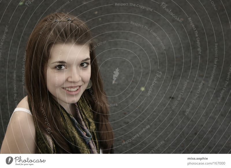 unersätzlich Farbfoto Außenaufnahme Textfreiraum rechts Tag Porträt Blick in die Kamera feminin Junge Frau Jugendliche Haare & Frisuren Gesicht 1 Mensch Schal