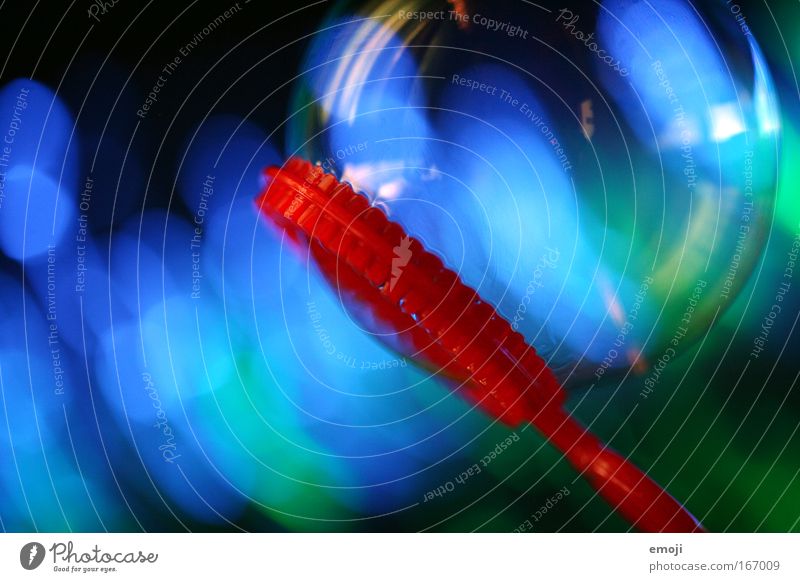 Farbblase I Farbfoto mehrfarbig Studioaufnahme Nahaufnahme Detailaufnahme Makroaufnahme Experiment Schwache Tiefenschärfe Spielen Kindheit Spielzeug blau rot