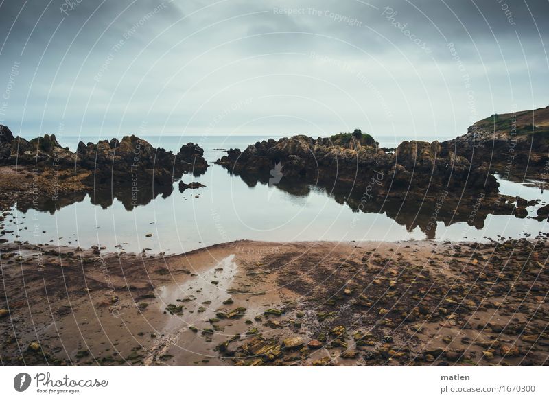 Steinchen Natur Landschaft Erde Sand Himmel Wolken Horizont Sommer schlechtes Wetter Felsen Küste Bucht Meer dunkel braun grau Farbfoto Gedeckte Farben Muster