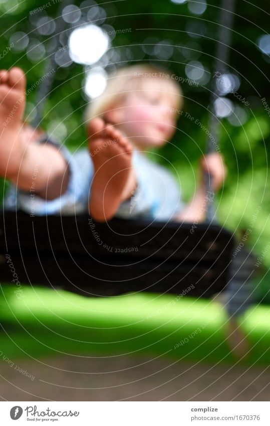 Schaukelei Freude Glück Gesundheit Wellness Wohlgefühl Ferien & Urlaub & Reisen Freiheit Geburtstag Kind Kleinkind Eltern Erwachsene 1 Mensch Pflanze Baum Gras