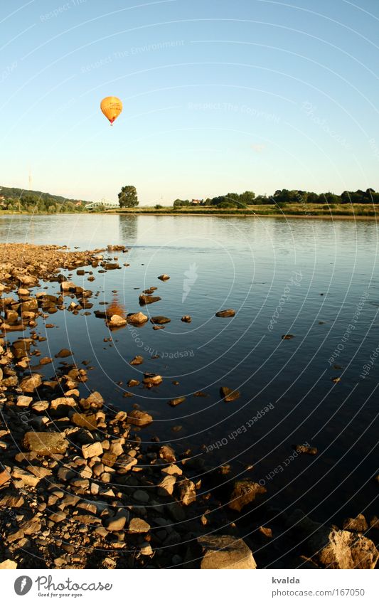 Wegfliegen Farbfoto Außenaufnahme Menschenleer Abend Licht Sonnenlicht Zentralperspektive ruhig Ausflug Abenteuer Ferne Sommer Umwelt Natur Landschaft Wasser