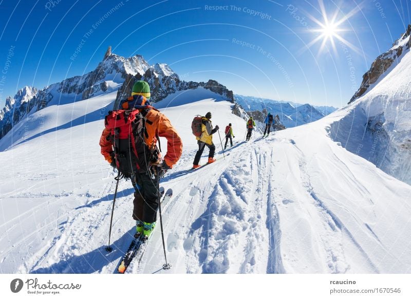 Eine Gruppe Skifahrer beginnen den Abstieg von Vallée Blanche, Chamonix Ferien & Urlaub & Reisen Ausflug Abenteuer Expedition Winter Schnee Berge u. Gebirge