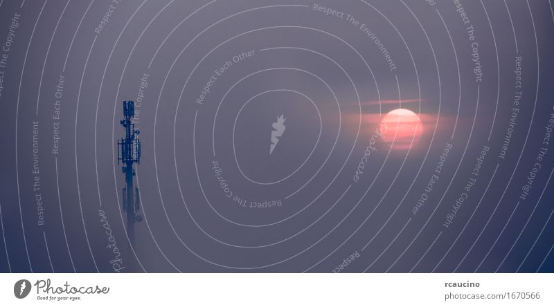 Handy-Antennen-Turm taucht aus dem Nebel auf Sonne Industrie Telekommunikation Business Telefon Technik & Technologie Internet Himmel Gebäude Kommunizieren