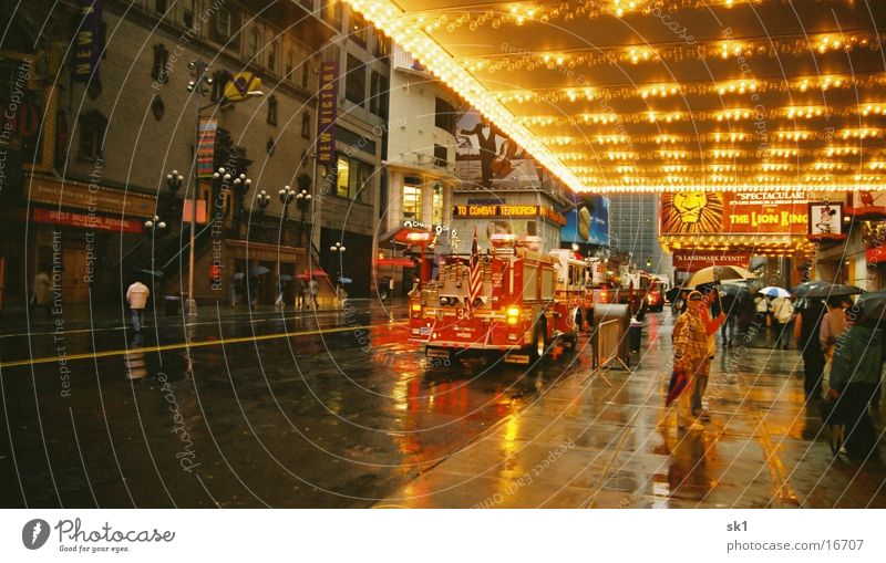 Feuerwehr in NY nass New York City Lion King Lichterdecke Morgen FDNY Einsatz Straßenverkehr Alarm schlechtes Wetter Stadtlicht Zentralperspektive Fußgänger