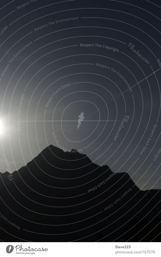 Verrirter Lichtstrahl Außenaufnahme Luftaufnahme Textfreiraum rechts Textfreiraum oben Textfreiraum unten Dämmerung Schatten Kontrast Silhouette