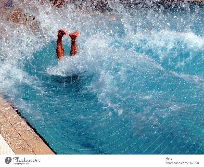 abgetaucht.... Farbfoto Außenaufnahme Tag Sonnenlicht Freude Schwimmen & Baden tauchen Schwimmbad Mensch maskulin Mann Erwachsene Leben Beine Fuß 1 Wasser