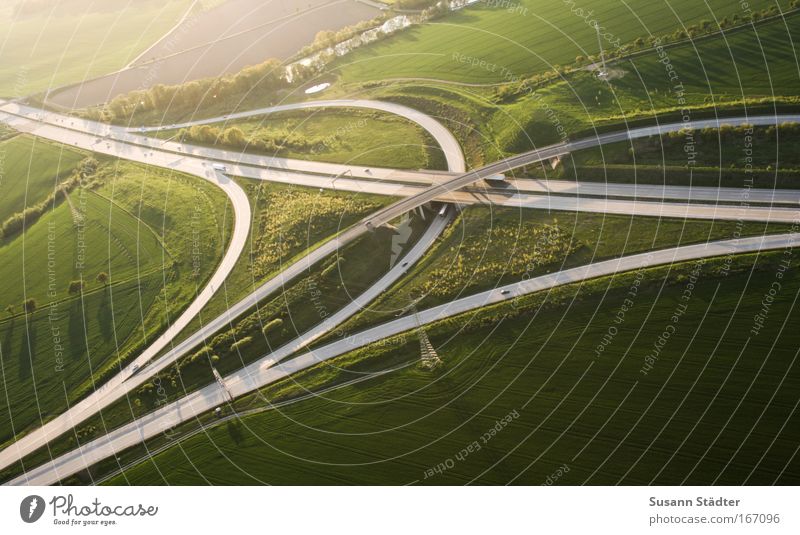 Verkehrsknoten Farbfoto mehrfarbig Außenaufnahme Luftaufnahme Textfreiraum links Textfreiraum rechts Textfreiraum oben Textfreiraum unten Abend Dämmerung