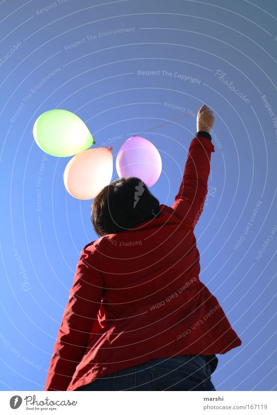 ° Luftballons ° Farbfoto Außenaufnahme Rückansicht Mensch 1 mehrfarbig Gefühle Stimmung Freude fliegen lassen loslassen Freiheit Sommer Frühling Himmel blau rot